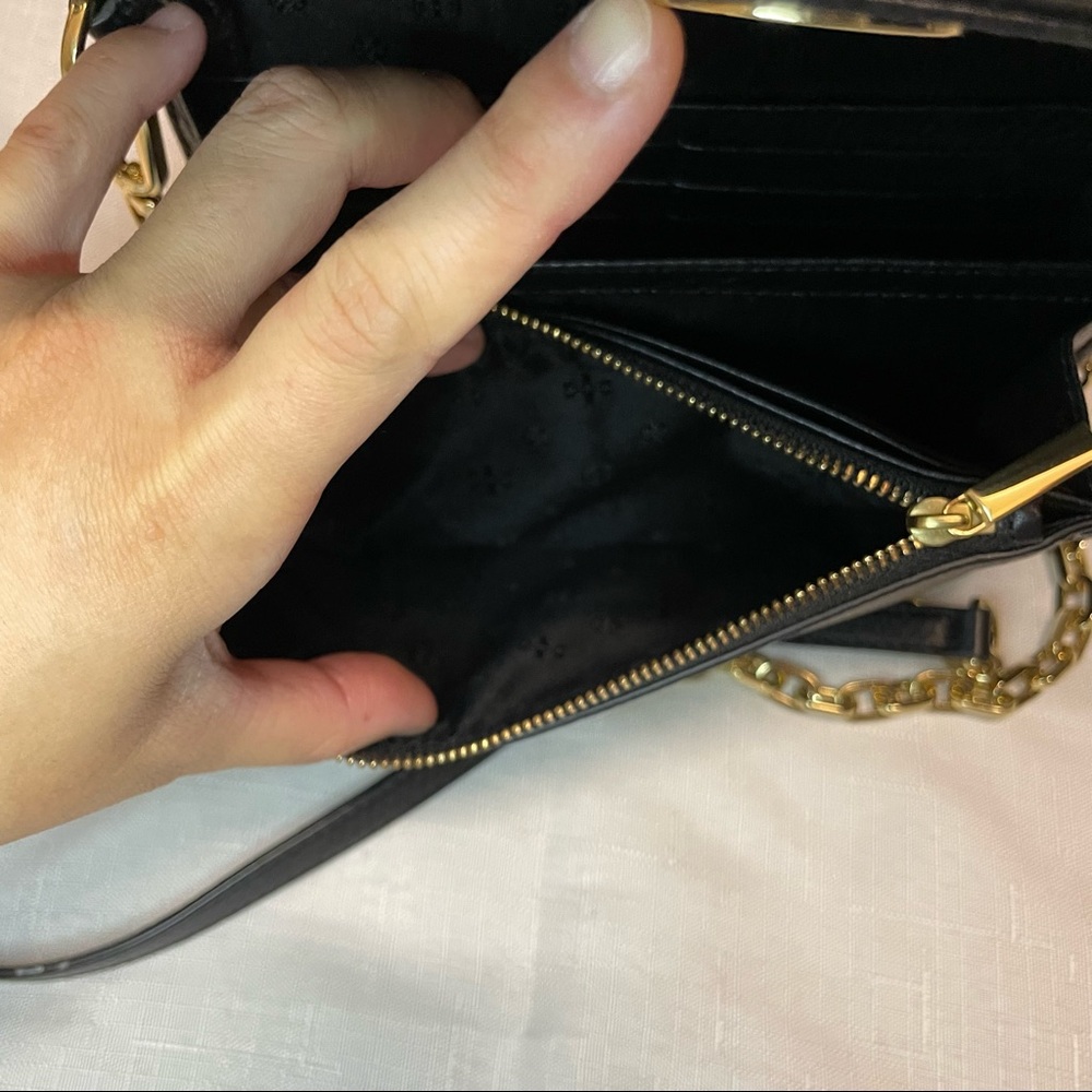 Tory Burch Pebbled Leather crossbody flap wallet - Picture 4 of 5